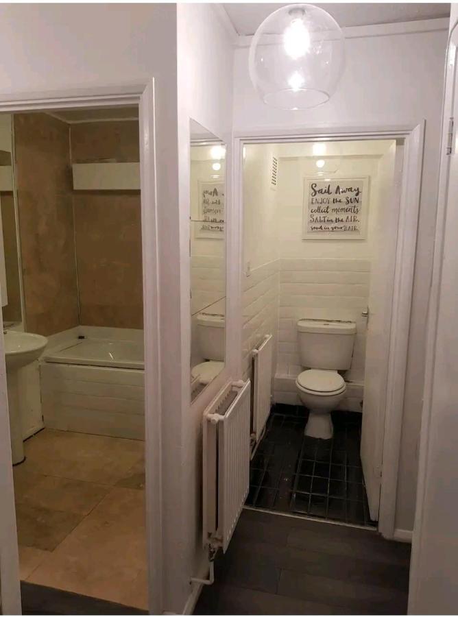 R1 Superking Sized Bed & 65" Tv On The Wall In Clapham Lejlighed London Eksteriør billede