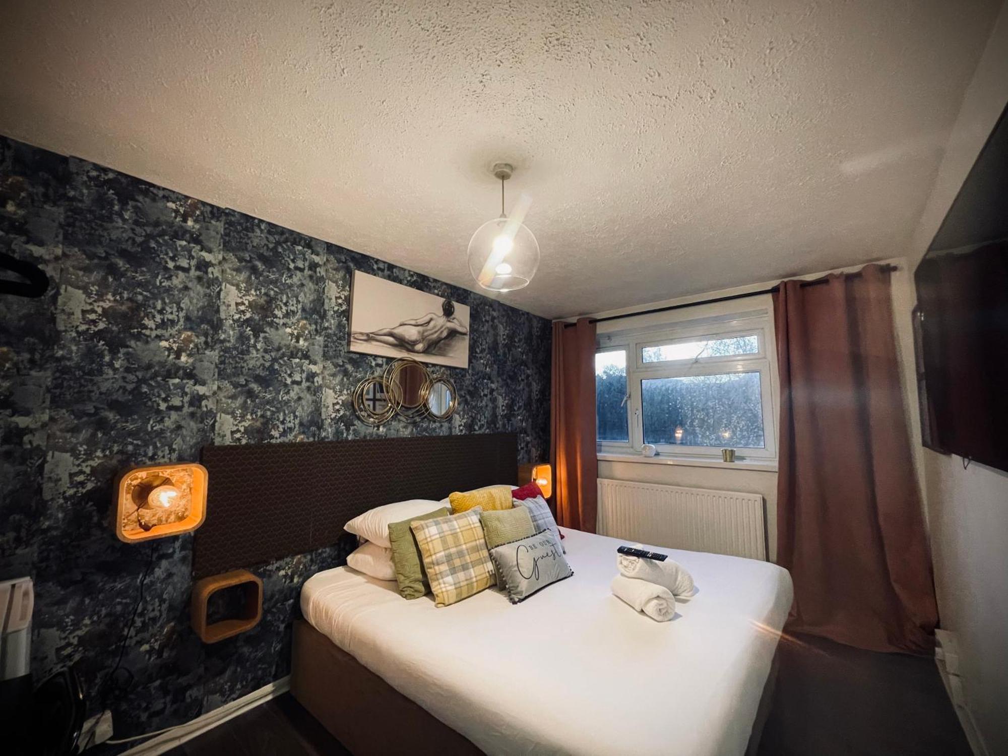 R1 Superking Sized Bed & 65" Tv On The Wall In Clapham Lejlighed London Eksteriør billede