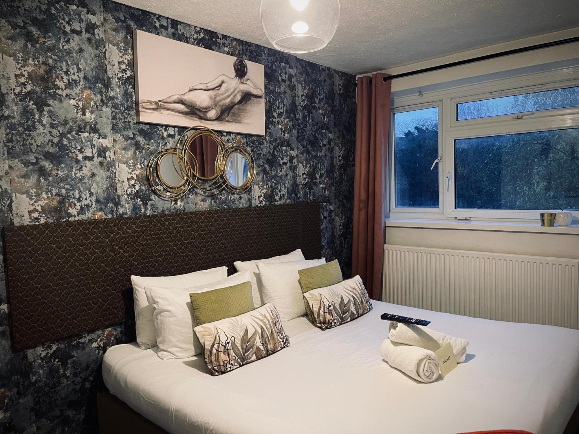 R1 Superking Sized Bed & 65" Tv On The Wall In Clapham Lejlighed London Eksteriør billede