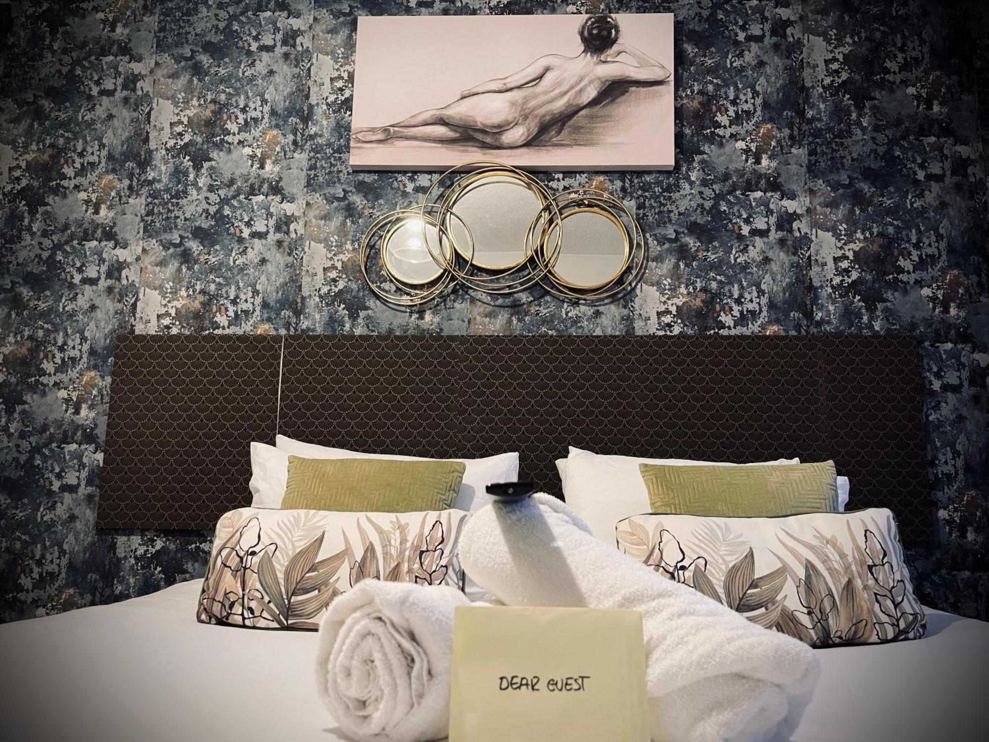 R1 Superking Sized Bed & 65" Tv On The Wall In Clapham Lejlighed London Eksteriør billede