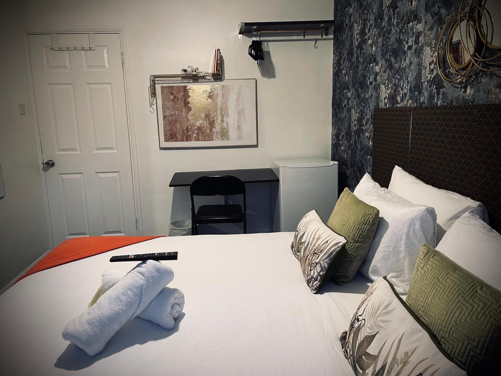 R1 Superking Sized Bed & 65" Tv On The Wall In Clapham Lejlighed London Eksteriør billede