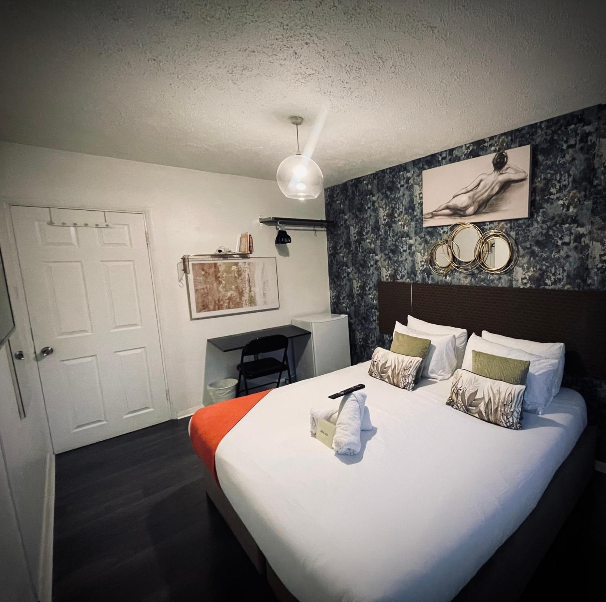 R1 Superking Sized Bed & 65" Tv On The Wall In Clapham Lejlighed London Eksteriør billede