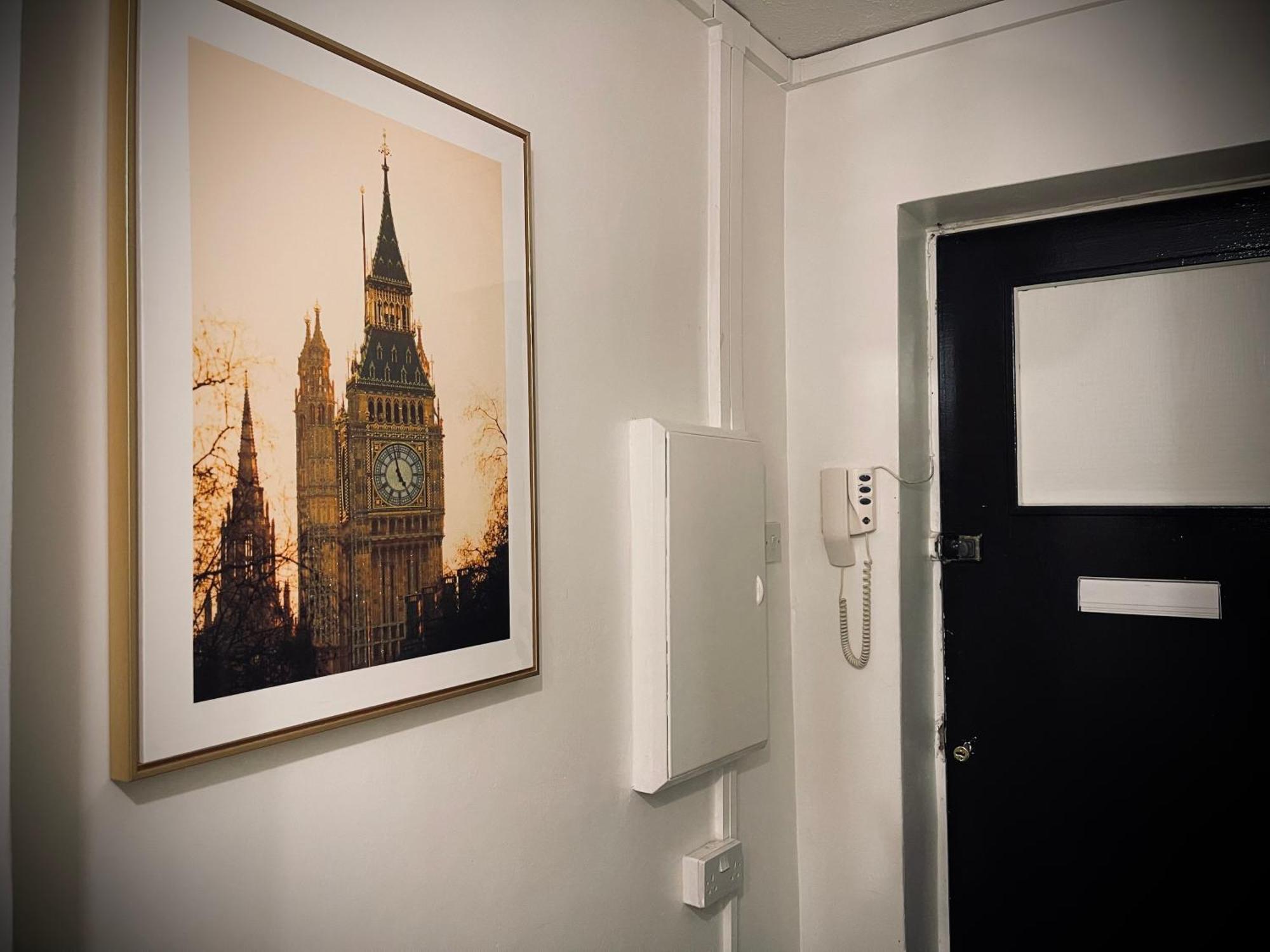 R1 Superking Sized Bed & 65" Tv On The Wall In Clapham Lejlighed London Eksteriør billede
