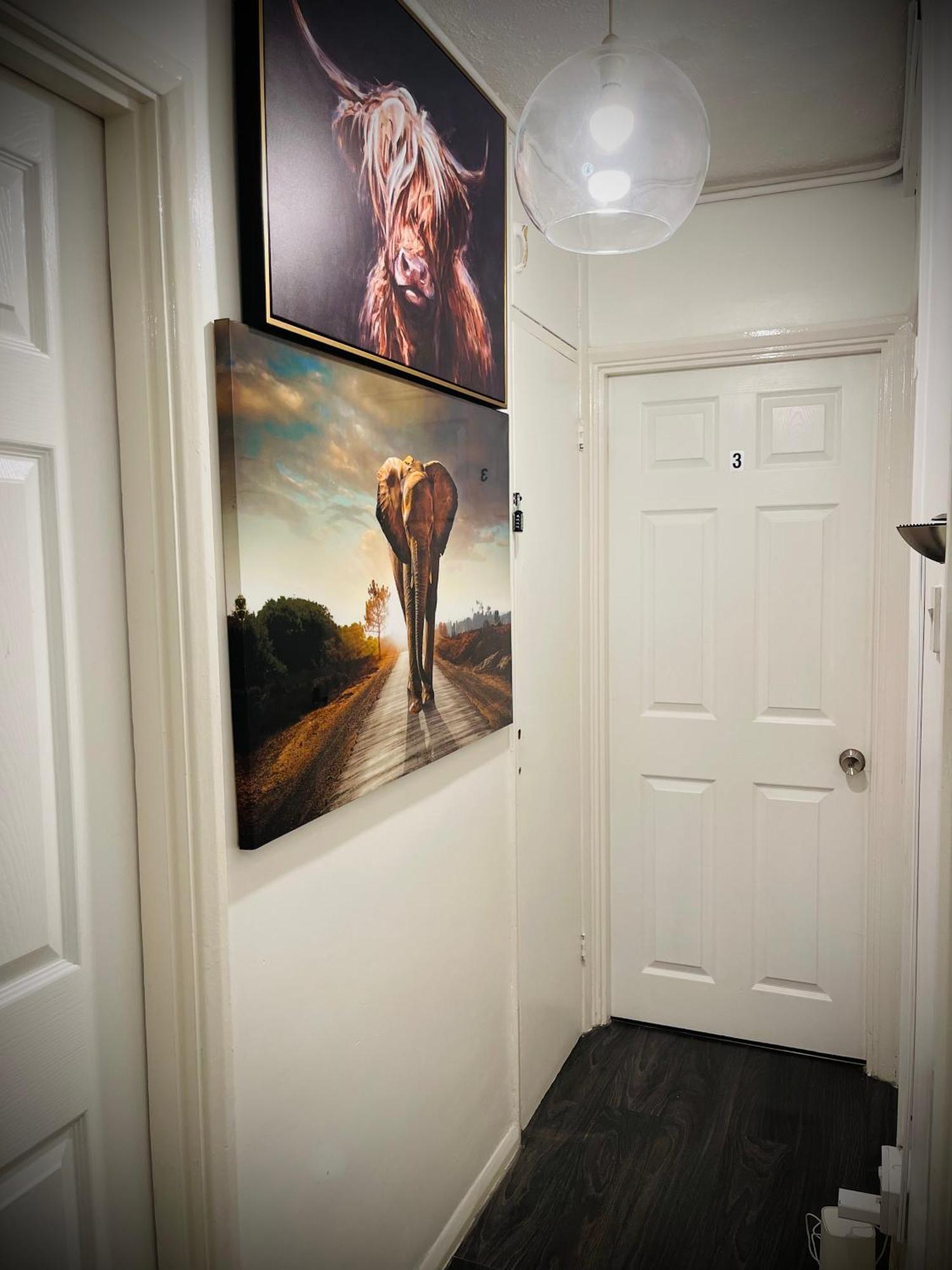 R1 Superking Sized Bed & 65" Tv On The Wall In Clapham Lejlighed London Eksteriør billede