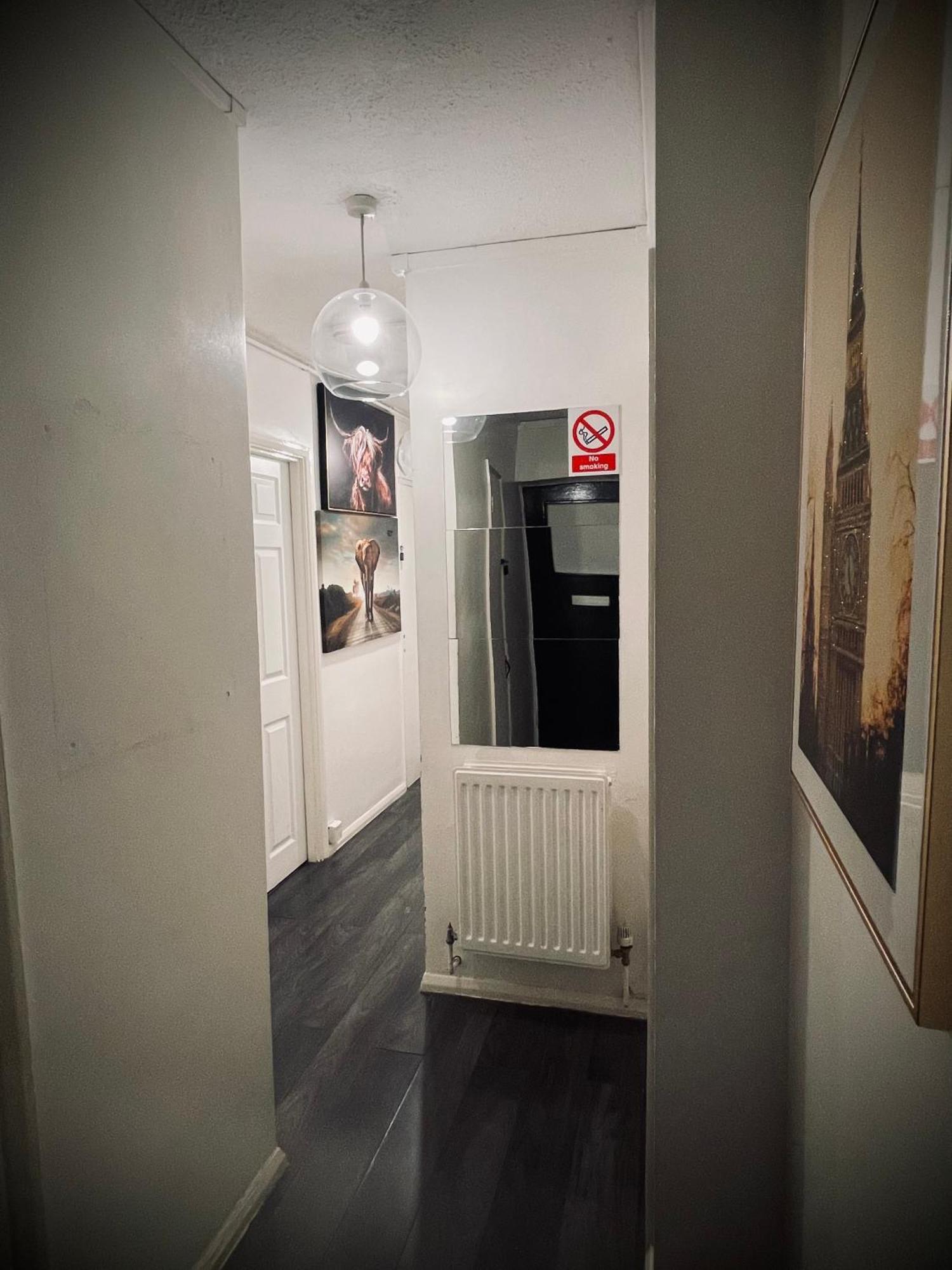 R1 Superking Sized Bed & 65" Tv On The Wall In Clapham Lejlighed London Eksteriør billede