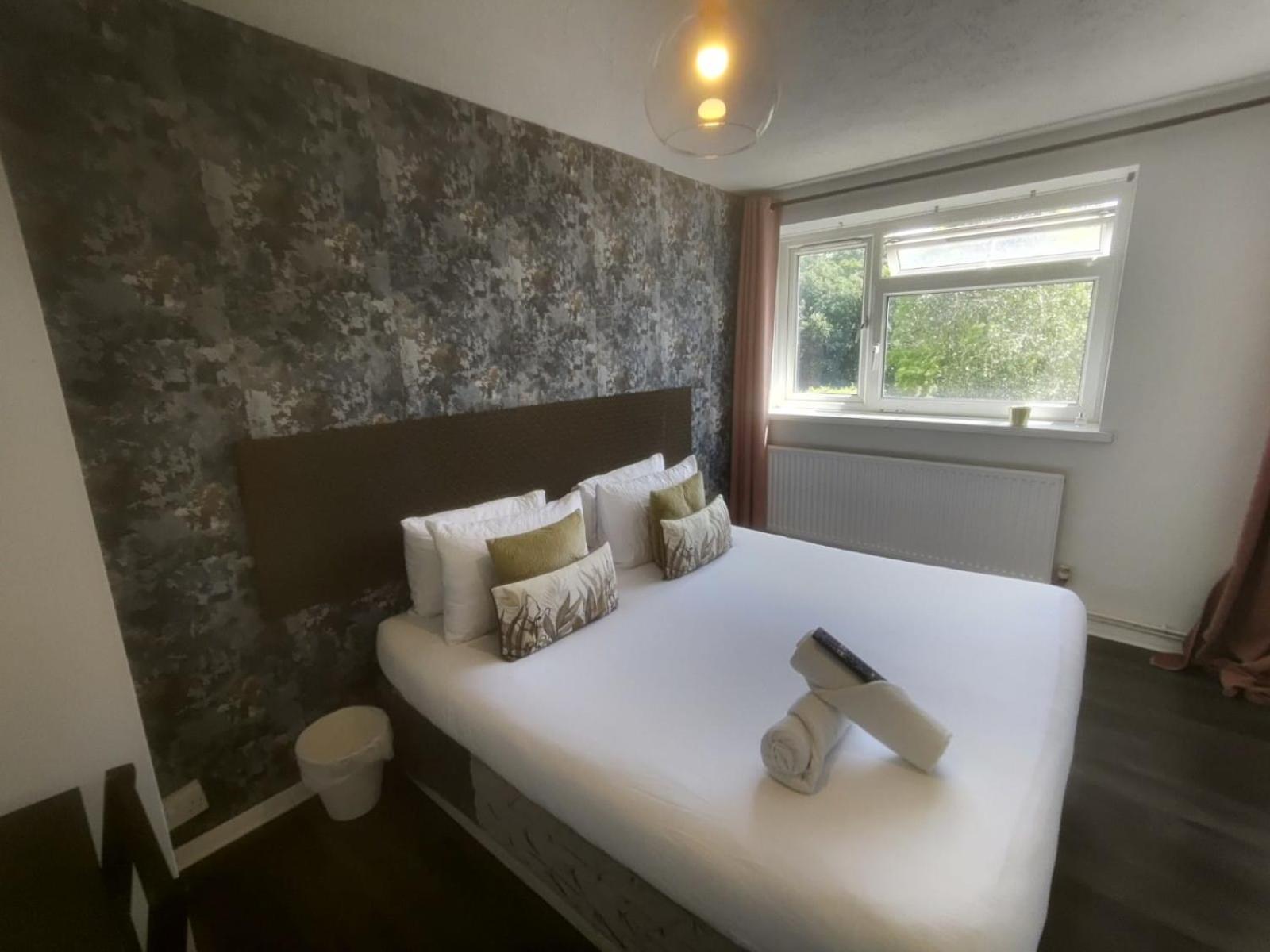 R1 Superking Sized Bed & 65" Tv On The Wall In Clapham Lejlighed London Eksteriør billede