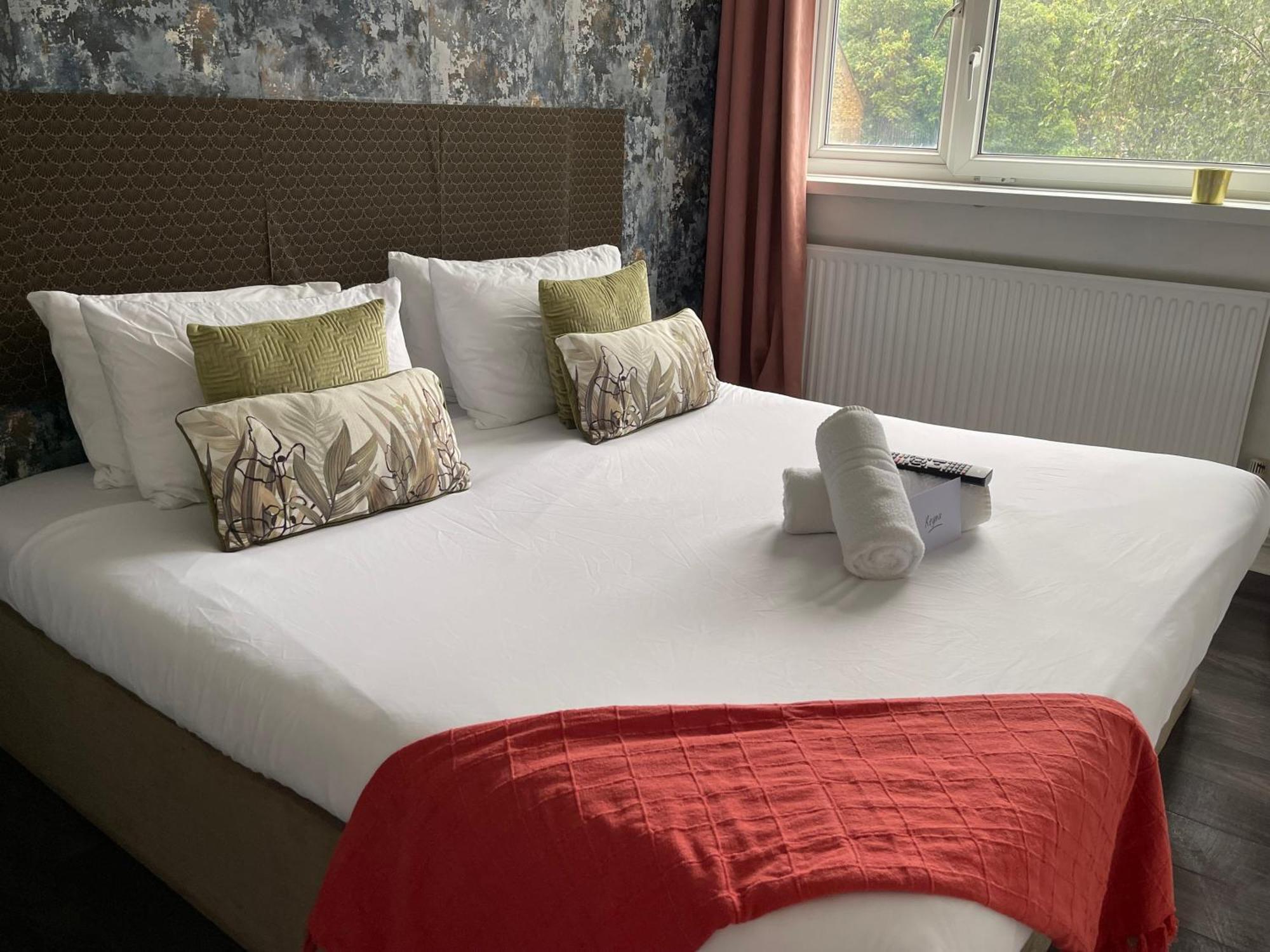 R1 Superking Sized Bed & 65" Tv On The Wall In Clapham Lejlighed London Eksteriør billede